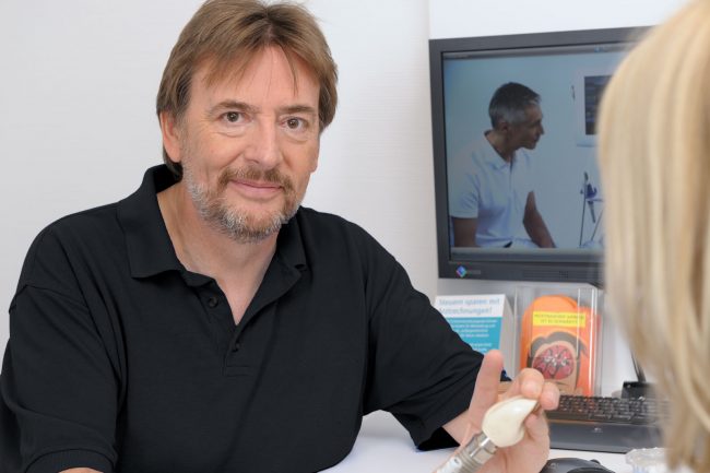 Dr. Christoph Niesel bei der Implantatplanung