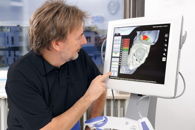 Dr. Christoph Niesel am COS