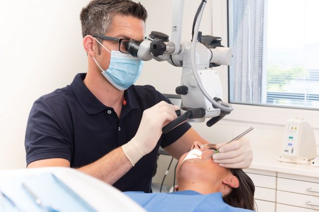 Dr. Johannes Thom am Operationsmikroskop