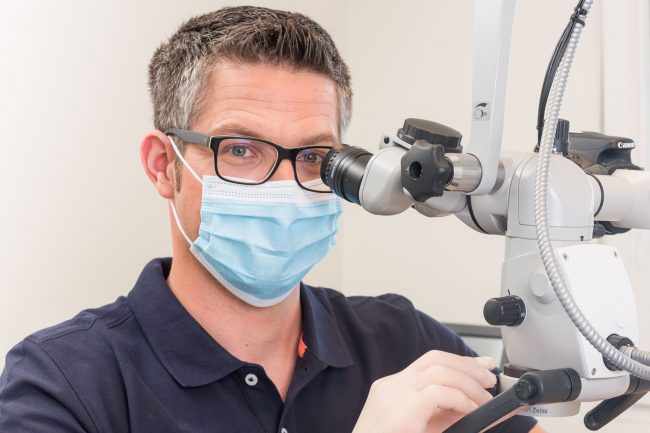Dr. Johannes Thom bei der Wurzelkanalbehandlung